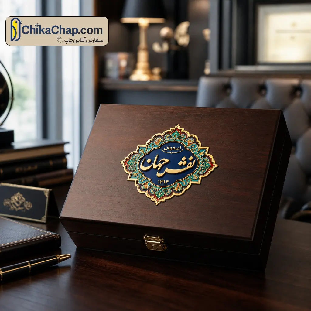 نمونه چاپ برچسب UVDTF طرح دار روی جعبه چوبی هدایای تبلیغاتی مدیریتی